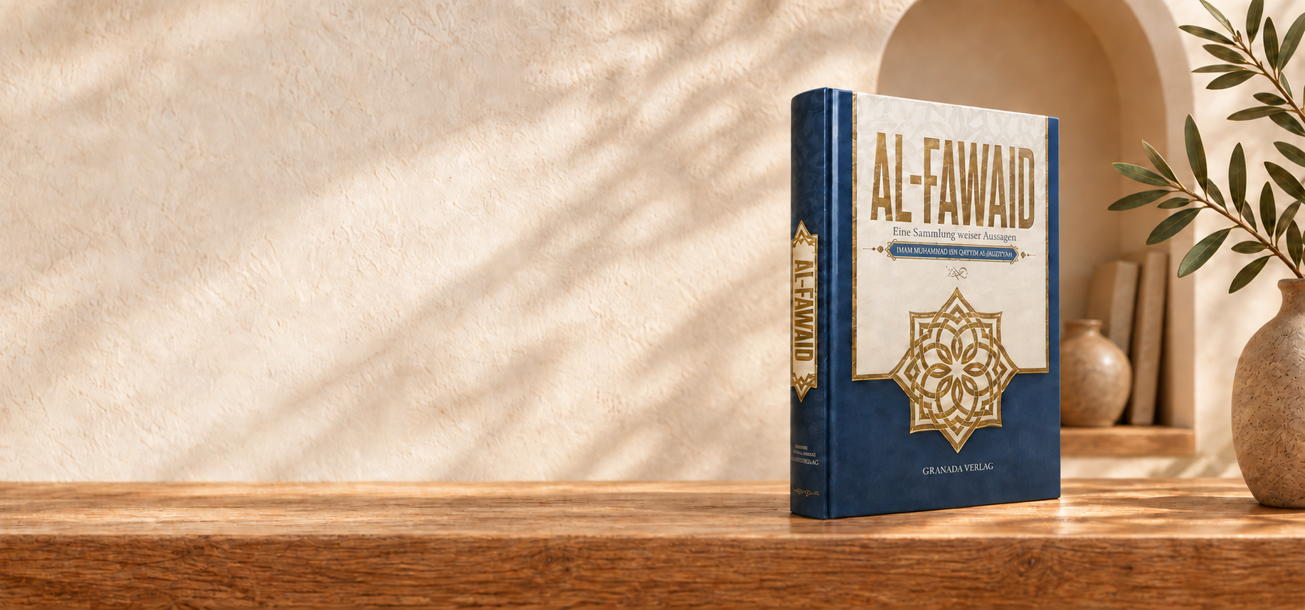 Al-Fawaid auf einem Holztisch in warmer Leseatmosphäre